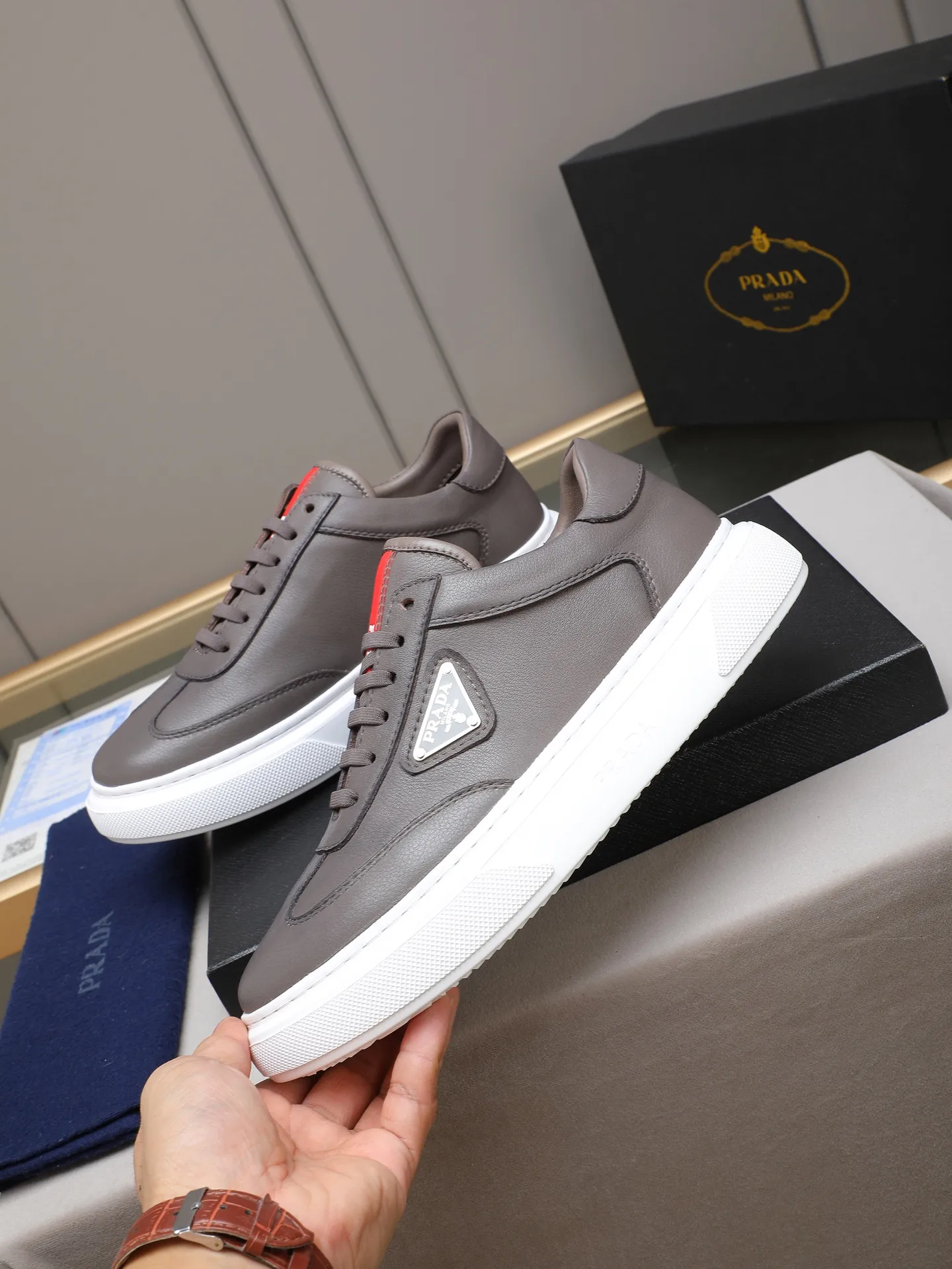 PP460 Prada/Prada men's new casual shoes, this upper is made of imported calfskin + sheep lining! The outside is decorated with the P family's classic metal triangle enamel logo, and the outsole is made of non-slip sports foam ultra-light outsole, which feels good on the feet and is a fashionable and fashionable item!  Size: 38-44 (45 customized)